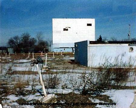 Skyway Drive-In Theatre - Skyway Screen Snackbar 1987 Courtesy Outdoor Moovies (newer photo)